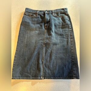 Gap Denim Jean Skirt Midi! Retro Classic Blue Denim Fashion! Size 6.